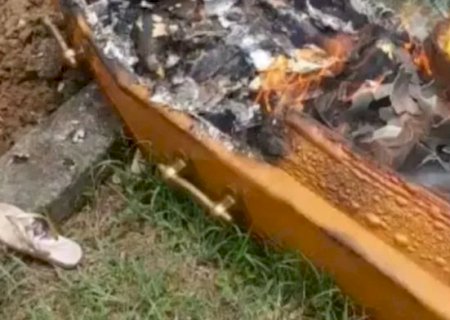 Criminosos invadem cemitério, disparam contra caixão e incendeiam corpo em enterro