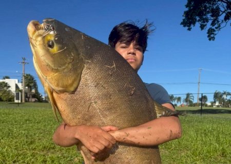 Menino de 12 anos fisga tambacu de 40 quilos após 40 minutos de luta