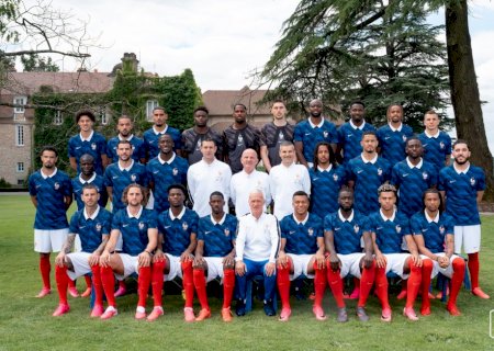 Mosquitos, Olise pensativo e Dembélé estilista: os bastidores da foto oficial da França