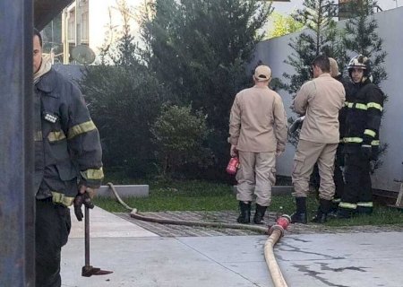 Frio e banho quente: chuveiro elétrico não aguenta e causa curto em casa no MS