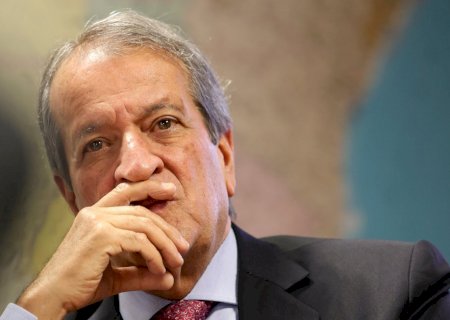 Flávio Bolsonaro defende Valdemar, acusado de desvio de dinheiro