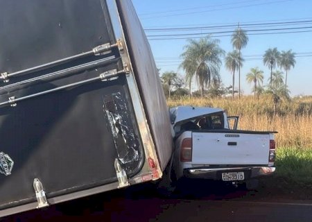 Maracaju: Motorista fica preso na cabine após grave acidente na BR-267