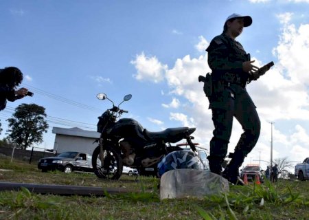 Motociclista sofre ferimentos graves ao atingir carro em local semaforizado