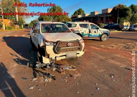 Colisão entre caminhonete e bicicleta elétrica deixa jovem ferida no centro de Maracaju