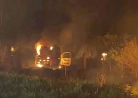 Ambulância de Douradina pega fogo após colisão com caminhão provocada por vaca na pista