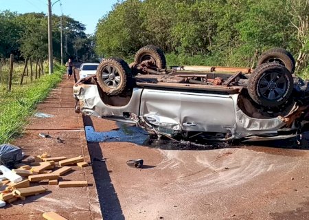 Dourados: Motorista tenta fuga e capota caminhonete carregada com maconha na Via Parque