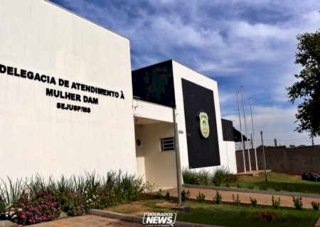 Após dar socos na cabeça e arrastar mulher em veículo, homem é preso em Dourados