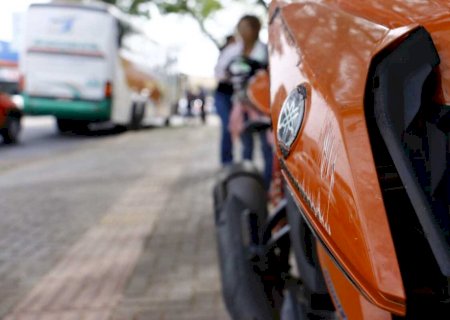 Mulher tenta impedir abordagem do irmão, xinga policiais e acaba detida