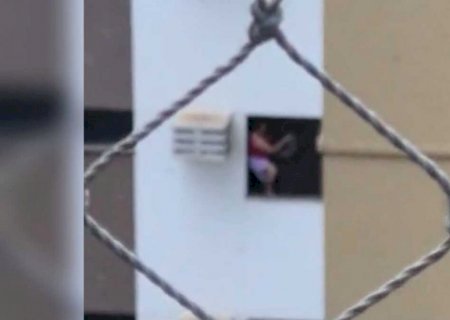 Mulher é flagrada limpando janela pelo lado de fora de prédio em Campo Grande (vídeo)