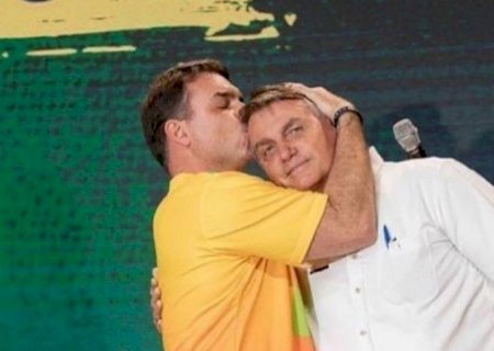 Flávio repete o pai, contesta urnas, e flerta com inelegibilidade