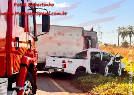 Grave acidente entre caminhão e Hilux deixa duas pessoas presas às ferragens na BR-267 em Maracaju