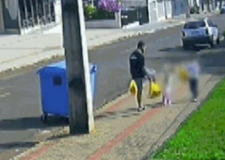 Pai chuta filha de 3 anos no rosto e é flagrado por câmeras de segurança