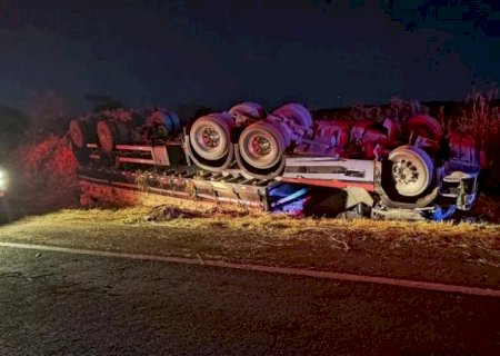 Caminhoneiro morre após carreta carregada com batatas tombar na BR-267