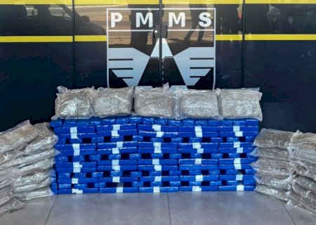 Motorista foge para milharal e abandona carro com 115 quilos de drogas em Ponta Porã
