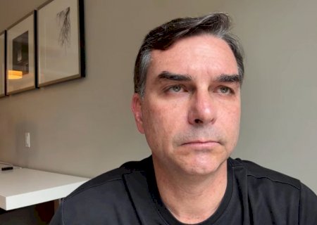 Flávio Bolsonaro vê 'cortina de fumaça' em buscas da PF na casa do pai