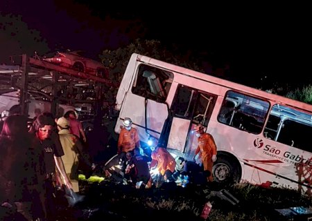 Acidente entre ônibus e carreta deixa dezenas de feridos; quatro deles em estado grave