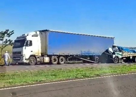 MS: colisão entre carretas deixa um morto e dois envolvidos na BR-163