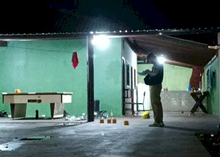 Dupla chega em festa atirando e atentado deixa um morto e dois feridos em Dourados