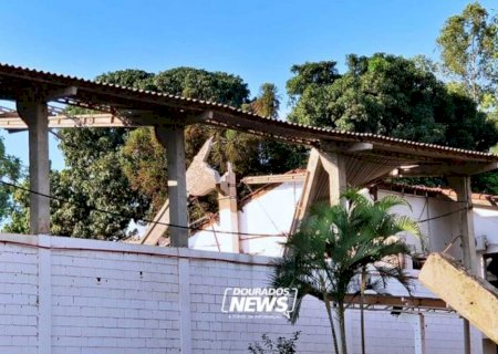 Dois funcionários seguem internados em estado grave após teto desabar em indústria de Dourados
