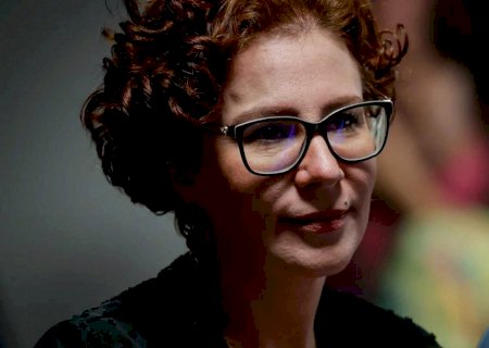 Carla Zambelli pede ao STF autorização para voltar ao Brasil e votar na mãe