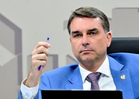 Flávio diz que operação sobre Dark Horse é ação política
