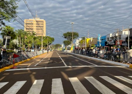 Famílias chegam cedo para acompanhar o desfile na Marcelino Pires