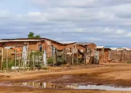 Encapuzados passam de moto e atiram 6 vezes contra homem