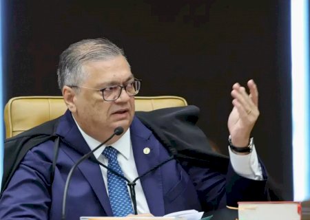 Flávio Dino pede vista de julgamento sobre Moraes e Mendonça