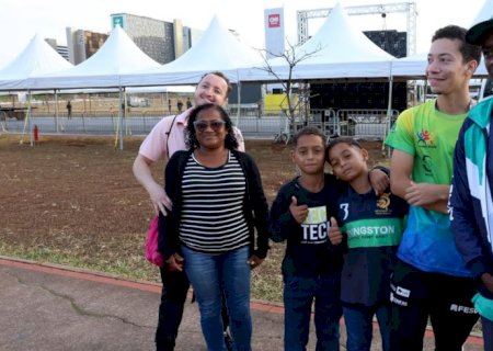 Público madruga para assistir ao desfile na Esplanada dos Ministérios