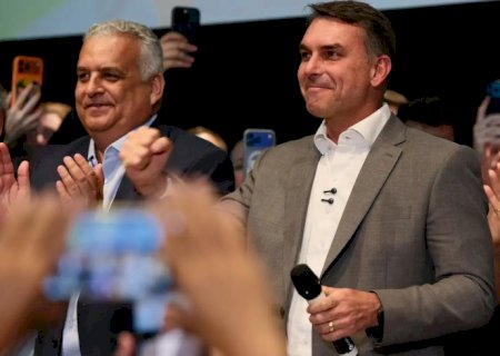 Flávio Bolsonaro recebe apoio de partidos e fala em mudar Constituição
