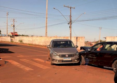 Colisão entre dois veículos mobiliza Corpo de Bombeiros em cruzamento de Rio Brilhante