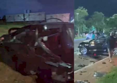 Batida destrói dois carros durante a madrugada na Avenida Afonso Pena