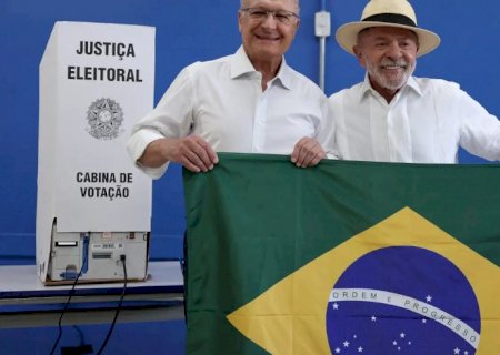 Mendonça dá 24h para remoção de posts sobre Lula e bandeira do Brasil 