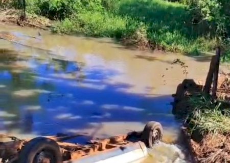 Veículo cai nas águas no córrego Araras em Rio Brilhante