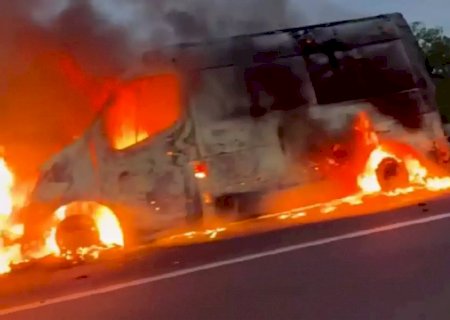 Ambulância pega fogo e Corpo de Bombeiros tenta conter chamas na BR-262