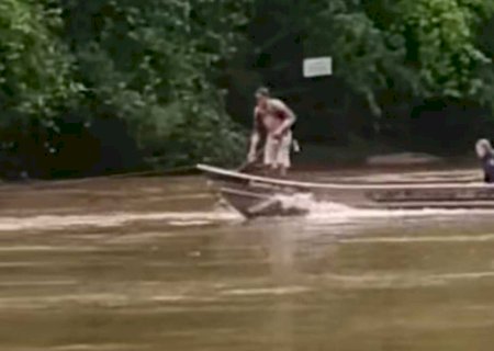 Homens se reúnem para resgatar barco preso em cachoeira de Aquidauana
