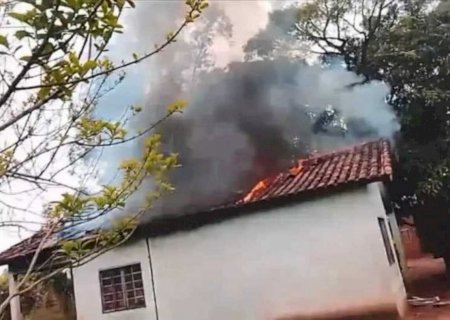 Casa de rezadeira indígena é destruída por fogo e suspeita é de incêndio criminoso