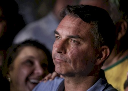 Mendonça multa Flávio por impulsionar post negativo contra Lula
