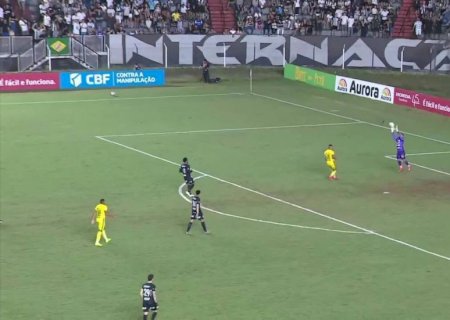 Falha bizarra de goleiro impede acesso antecipado na Série C; veja o vídeo