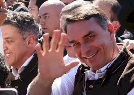 Nos EUA, Flávio se declara 'presidente eleito' em carta; veja