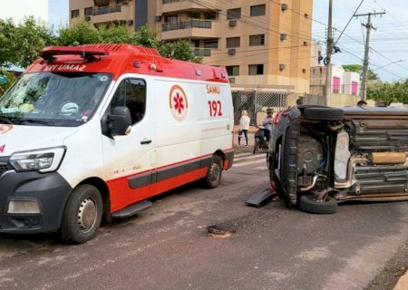 Dourados - Carro capota após colisão e duas mulheres ficam feridas