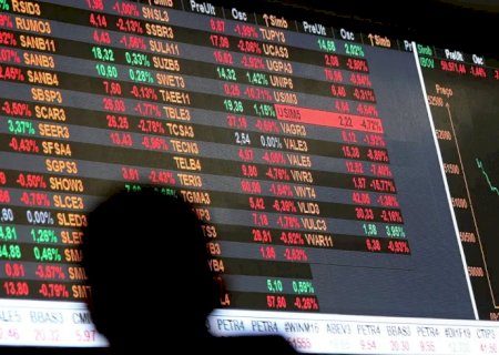 Dólar cai a R$ 5, e bolsa sobe quase 8% após primeiro turno