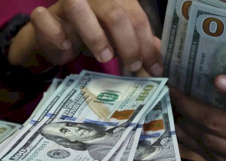 Dólar cai quase 1%, e Ibovespa recua após tombo eleitoral
