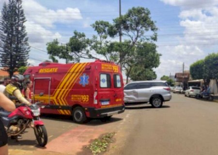 Jovem fica gravemente ferida ao bater moto em SW4 em Chapadão do Sul